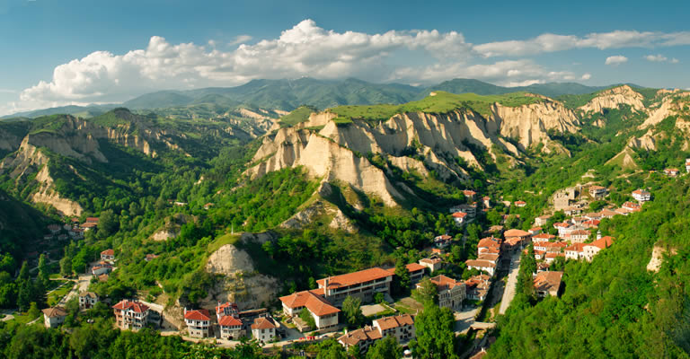 Les pyramides de sable et les maisons de Melnik au pied des montagnes bulgares